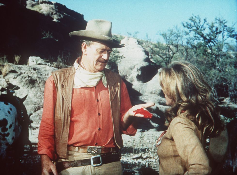 Durch ein tragisches Missgeschick tötet Thornton (John Wayne, l.) den jungen Luke MacDonald, den Bruder der hübschen Joey (Michele Carey, r.) ... - Bildquelle: Paramount Pictures