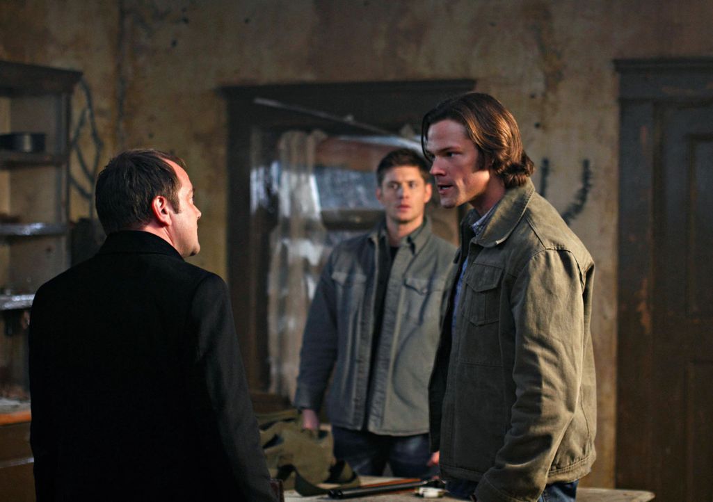 Sam (Jared Padalecki, r.) und Dean (Jensen Ackles, M.) bekommen von Crowley (Mark Sheppard, l.) Hilfe angeboten, um die Pest zu finden und so in den... - Bildquelle: Warner Brothers