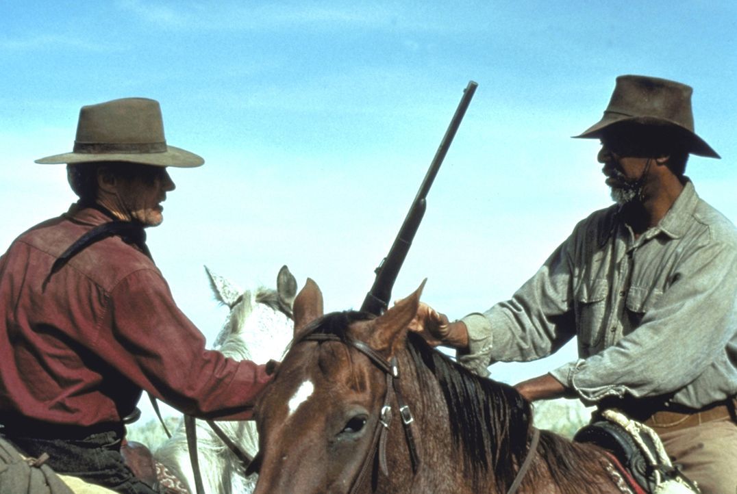 Noch einmal geht der frühere Revolverheld Bill Munny (Clint Eastwood, l.), zusammen mit seinem Freund Ned Logan (Morgan Freeman, r.), auf die Jagd n... - Bildquelle: Warner Bros.