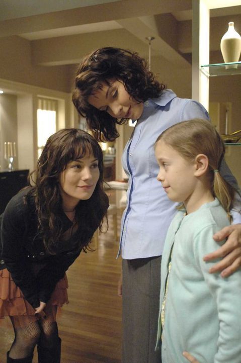 Als plötzlich Dianas (Jacqueline McKenzie, M.) jüngere Schwester April (Natasha Gregson Wagner, l.) auftaucht ist Diana überrascht. Sie lässt sich j... - Bildquelle: Viacom Productions Inc.
