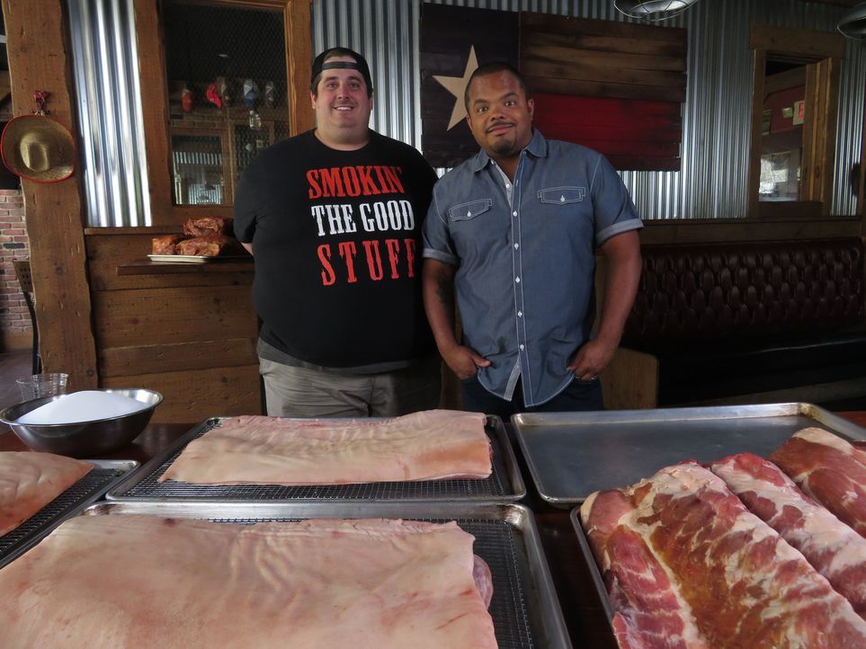 Cody Sperry (l.); Roger Mooking (r.) - Bildquelle: 2017, Television Food Network, G.P. All Rights Reserved.