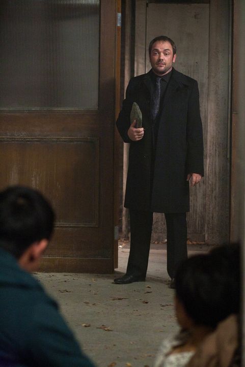 Sollte tatsächlich Crowley (Mark Sheppard) derjenige sein, der bei einer ganz besonderen Auktion am meisten bietet? - Bildquelle: Warner Bros. Television