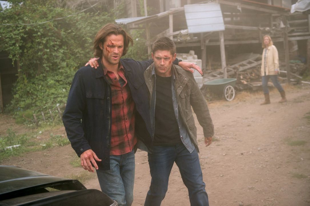 Als Sam (Jared Padalecki, l.) und Dean (Jensen Ackles, r.) sich auf den Weg zu einem neuen Fall machen, ahnen sie noch nicht, dass sie es schon bald... - Bildquelle: 2014 Warner Brothers