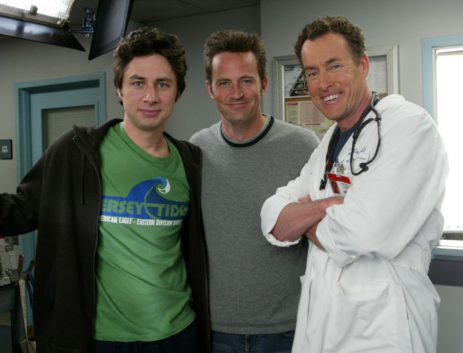 J.D. (Zach Braff, l.) ist stolz darauf, Murray (Matthew Perry, M.) aufgetrieben zu haben und überredet diesen tatsächlich dazu, eine Niere für seine... - Bildquelle: Touchstone Television