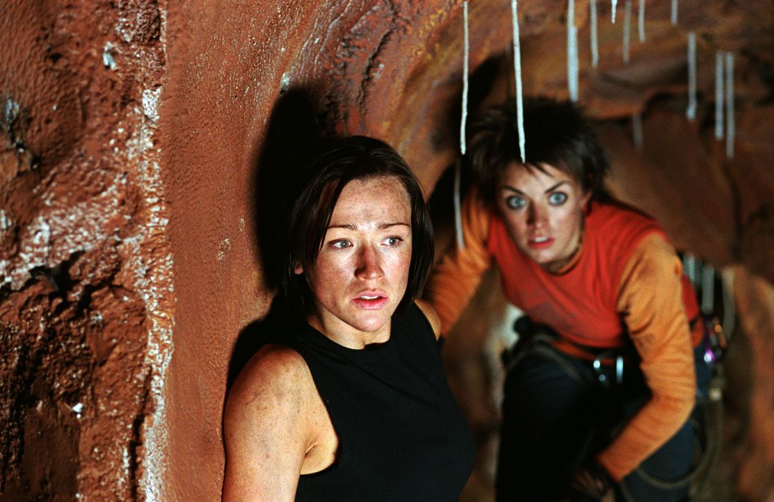 Nachdem sie durch einen Erdrutsch in eine Höhle eingesperrt wurden, versuchen Beth (Alex Reid, vorne) und Holly (Nora-Jane Noone, hinten) verzweifel... - Bildquelle: Square One Entertainment