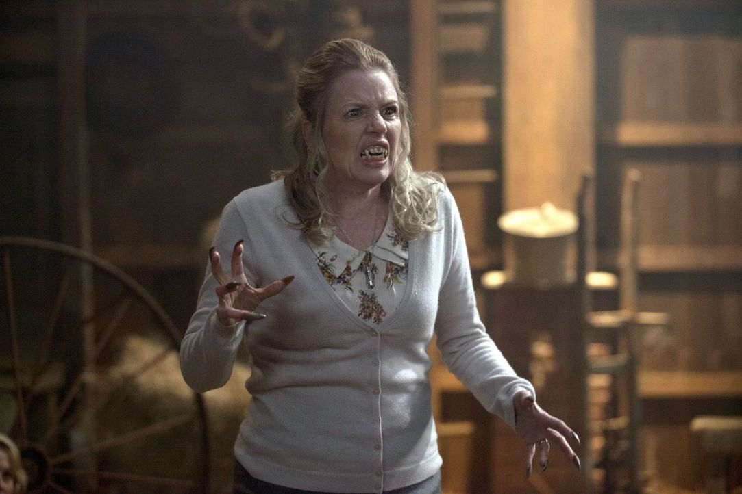Ist Schwester Joy (Eve Gordon) wirklich so harmlos, wie der ehemalige Jäger Garth vermutet? - Bildquelle: 2013 Warner Brothers