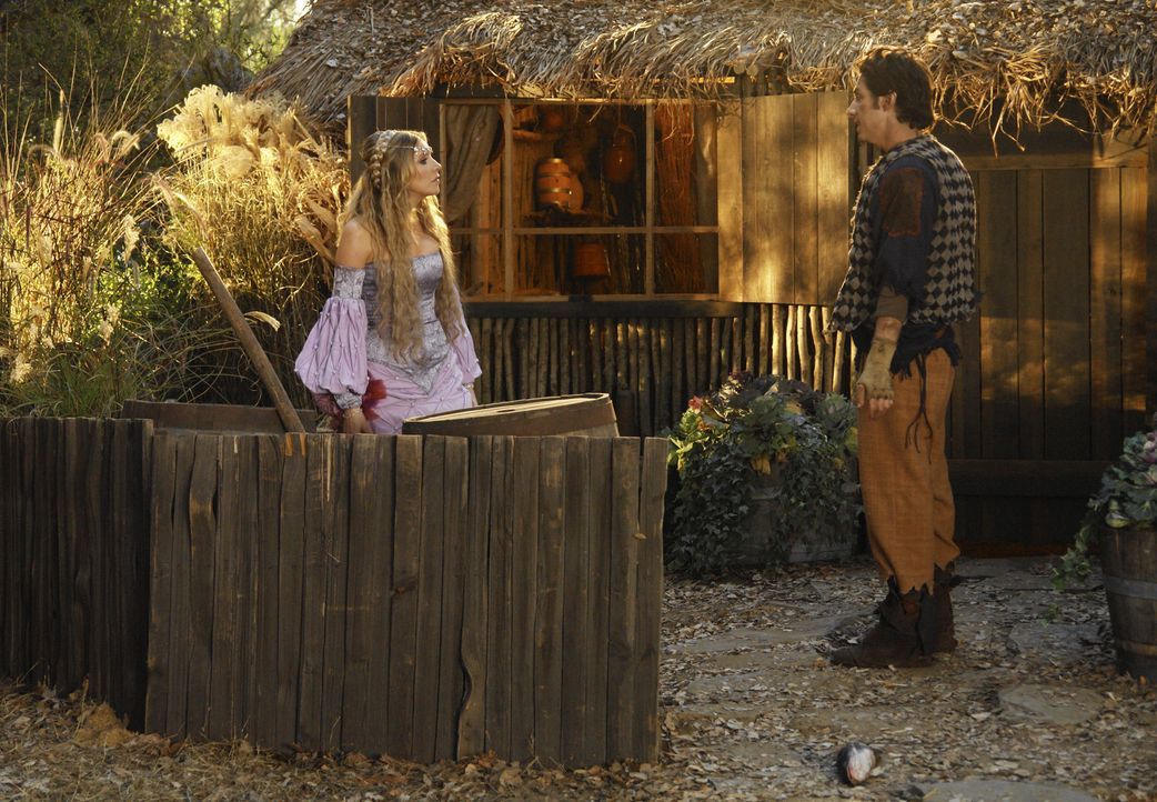 Die Prinzessin (Sarah Chalke, l.) und der Dorftrottel (Zach Braff, r.) haben nur eine Wahl: Sie müssen in den verbotenen Wald, um die Magd befreien... - Bildquelle: Touchstone Television