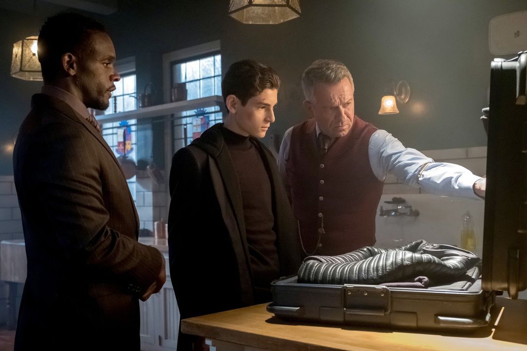 Mit der Hilfe von Lucius (Chris Chalk, l.) und Alfred (Sean Pertwee, r.) rüstet sich Bruce (David Mazouz, M.) für seine Mission ... - Bildquelle: 2017 Warner Bros.