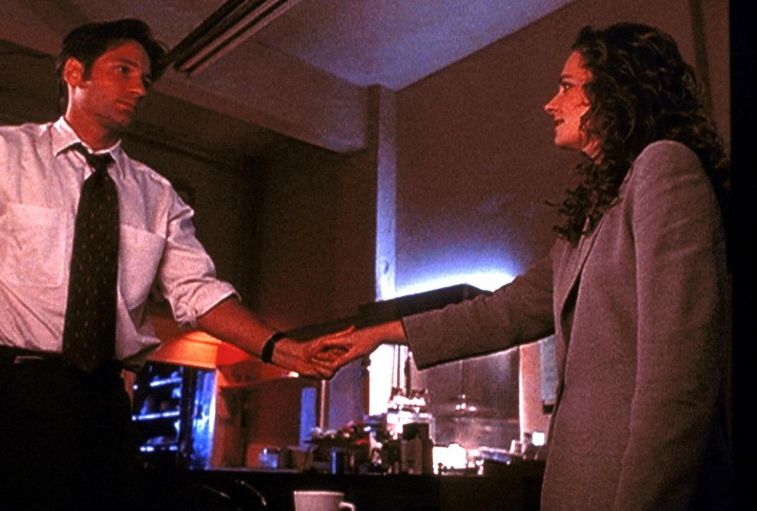 Mulder (David Duchovny, l.) trifft sich mit seiner angeblichen Schwester Samantha (Megan Leitch, r.), die er schon lange nicht mehr gesehen hat. - Bildquelle: TM +   Twentieth Century Fox Film Corporation. All Rights Reserved.