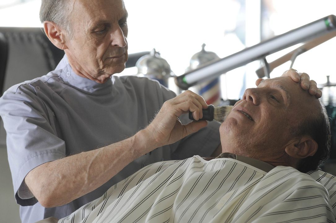 Chief Wayne Unser (Dayton Callie, r.) hat selbst während der Rasur in Floyds (James Carraway, l.) Salon keine Ruhe ... - Bildquelle: 2008 FX Networks, LLC. All rights reserved.