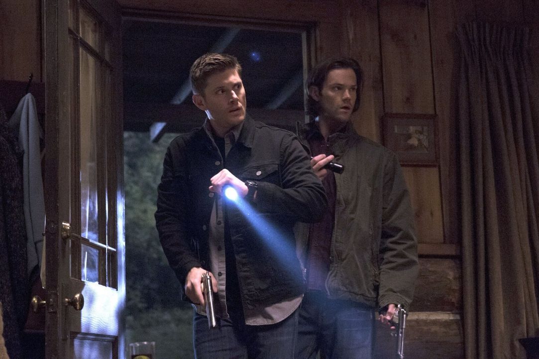 Eine Reihe von Werwolfangriffen führt Dean (Jensen Ackles, l.) und Sam (Jared Padalecki, r.) zu einer alten Bekannten, aber hat sie wirklich etwas m... - Bildquelle: 2016 Warner Brothers