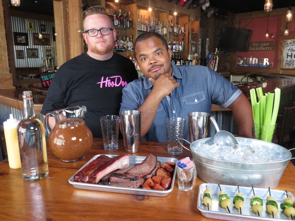Chris Sexton (l.); Roger Mooking (r.) - Bildquelle: 2017, Television Food Network, G.P. All Rights Reserved.