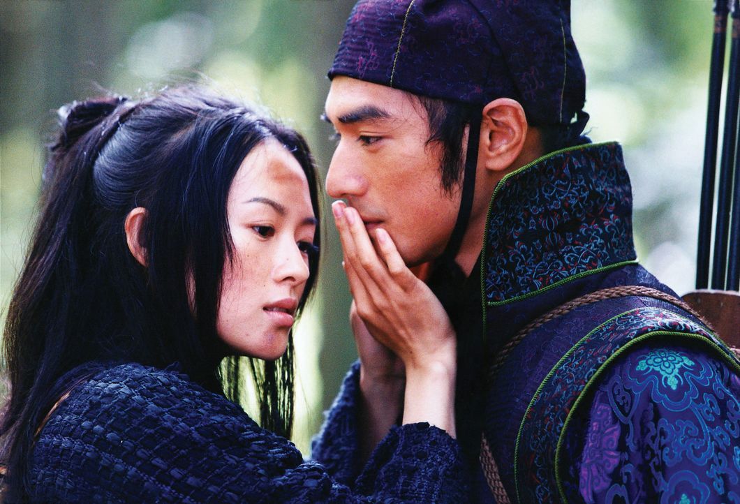 Als sich die blinde Rebellin Mei (Zhang Ziyi, l.) in Jin (Takeshi Kaneshiro, r.) verliebt, entbindet sie den Zaudernden von allen Verpflichtungen un... - Bildquelle: Constantin Film