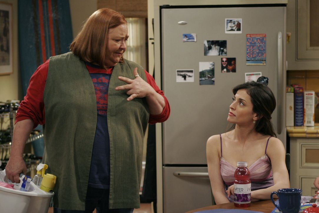 Berta (Conchata Ferrell, l.); Mia (Emmanuelle Vaugier, r.) - Bildquelle: © Warner Bros. Entertainment, Inc.