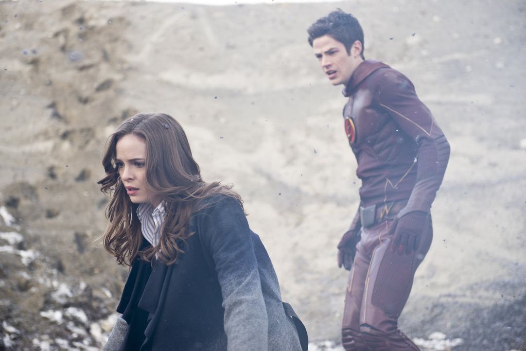 Caitlin (Danielle Panabaker, l.) und Barry alias The Flash (Grant Gustin, r.) kehren an den Ort der Explosion zurück und glauben zu träumen ... - Bildquelle: Warner Brothers.