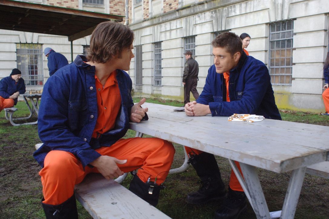 Um einen Geist zu finden, der Häftlinge tötet, lassen sich Sam (Jared Padalecki, l.) und Dean (Jensen Ackles, r.) in die staatliche Strafanstalt ein... - Bildquelle: Warner Bros. Television