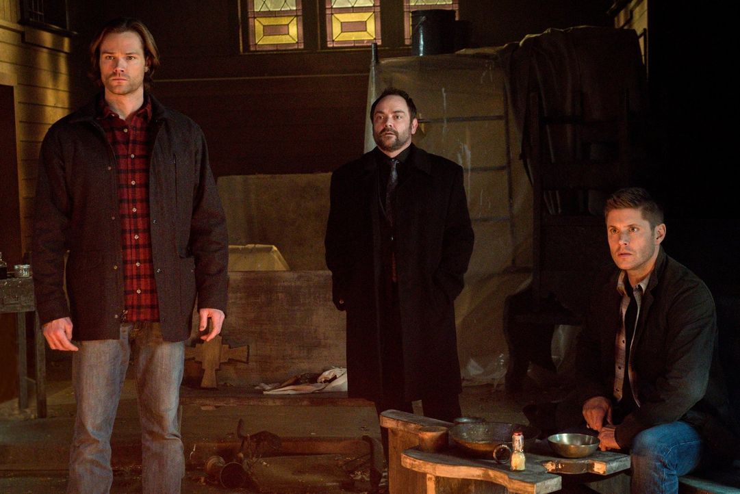Crowley (Mark Sheppard, M.) offenbart Sam (Jared Padalecki, l.) und Dean (Jensen Ackles, r.), dass er angeblich einen Weg gefunden hat, um Amara auf... - Bildquelle: 2014 Warner Brothers