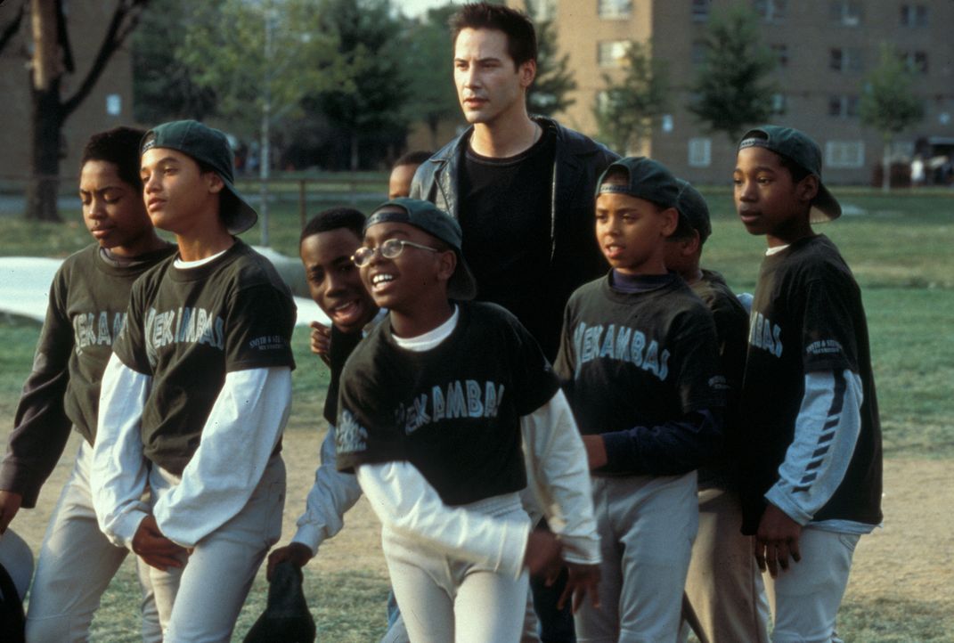 Als Conor (Keanu Reeves, M.) dringend Geld verdienen muss, nimmt er das Angebot seines Freundes Jimmy an, ein Schüler-Baseballteam aus sozial schwac... - Bildquelle: Paramount Pictures