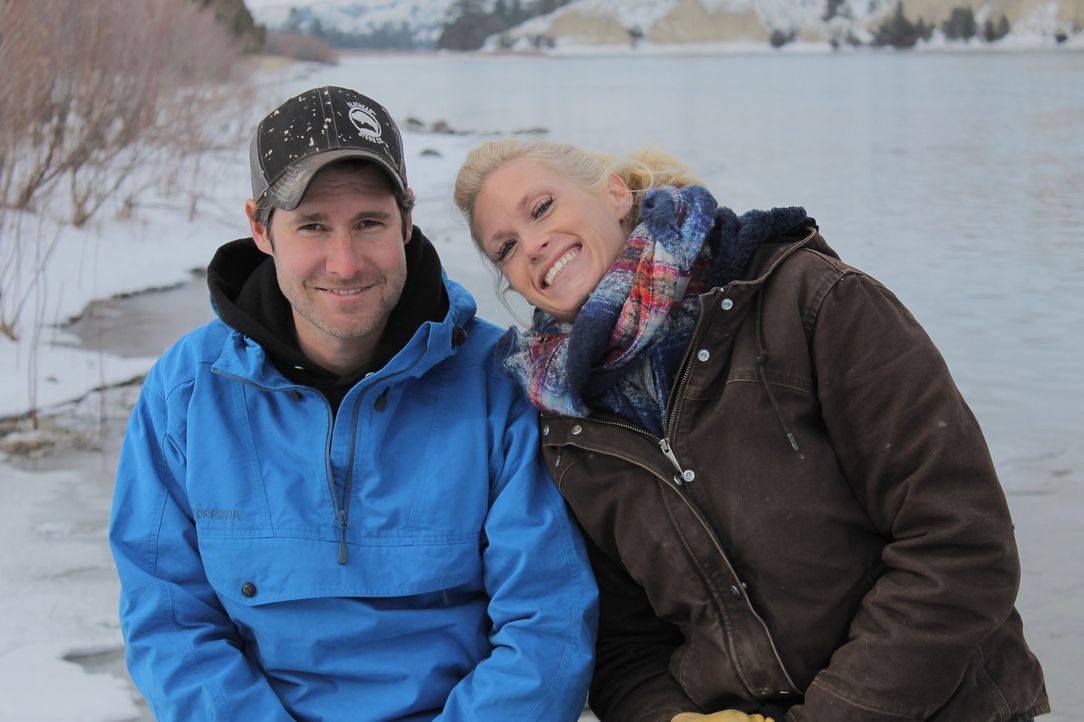 Trotz des frostig kalten Wetters und der begrenzten Sonnenstunden, lassen sich Jon (l.) und Etta Smith (r.) nicht davon aufhalten: Sie wollen sich m... - Bildquelle: 2016,DIY Network/Scripps Networks, LLC. All Rights Reserved