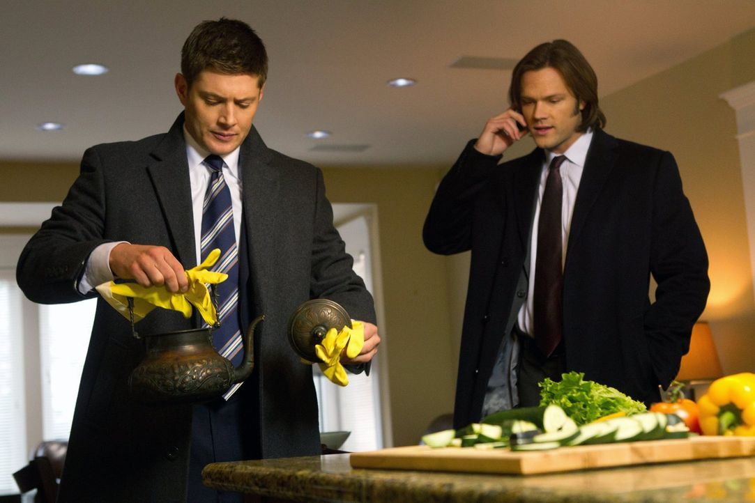 Ein neuer mysteriöser Fall wartet auf Sam (Jared Padalecki, r.) und Dean (Jensen Ackles, l.) ... - Bildquelle: Warner Bros. Television