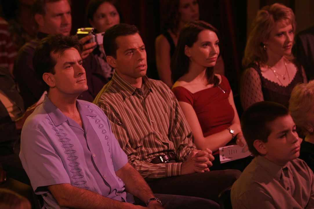 Charlie (Charlie Sheen, l.) und Alan (Jon Cryer, 2.v.l.) sehen Jake gespannt bei seiner Aufführung zu ... - Bildquelle: Warner Brothers Entertainment Inc.