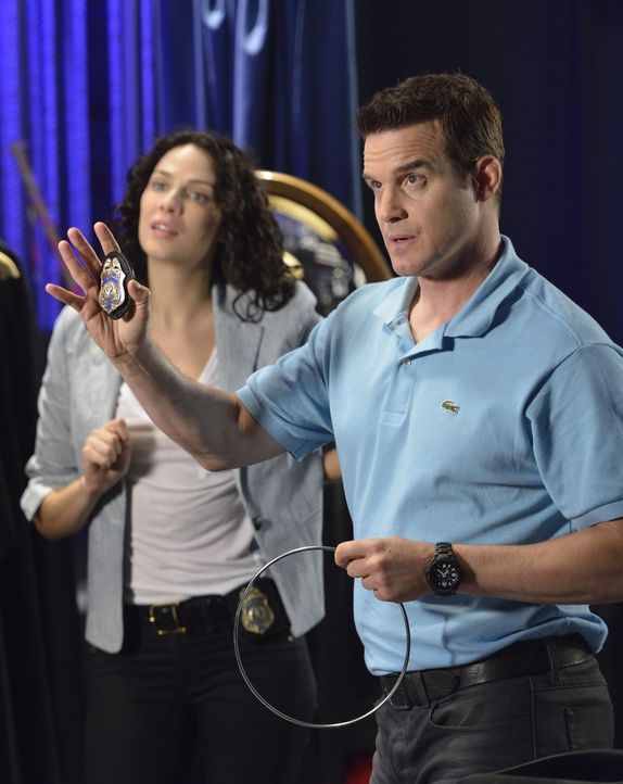 Myka Bering (Joanne Kelly, l.); Pete Lattimer (Eddie McClintock, r.) - Bildquelle: Steve Wilkie 2012 Universal Network Television LLC. ALL RIGHTS RESERVED. / Steve Wilkie