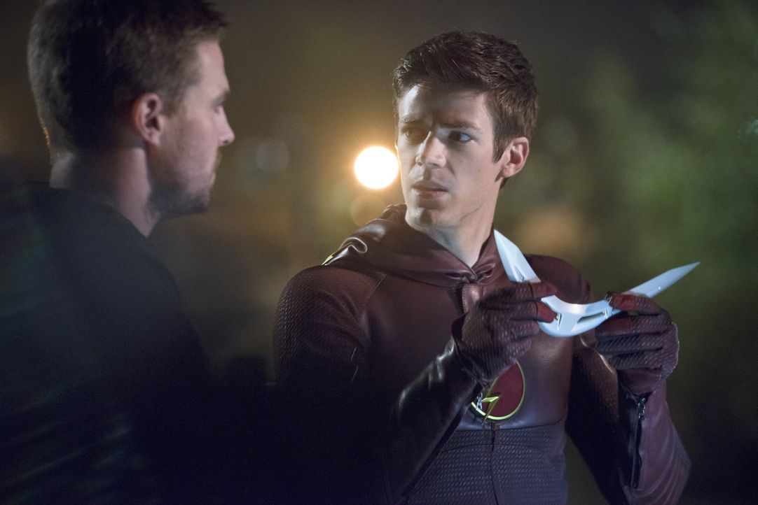 In Central City treibt Ray Bivolo, ein neues Metawesen, sein Unwesen. Barry alias The Flash (Grant Gustin, r.) versucht, ihn zu stoppen und bekommt... - Bildquelle: Warner Brothers.