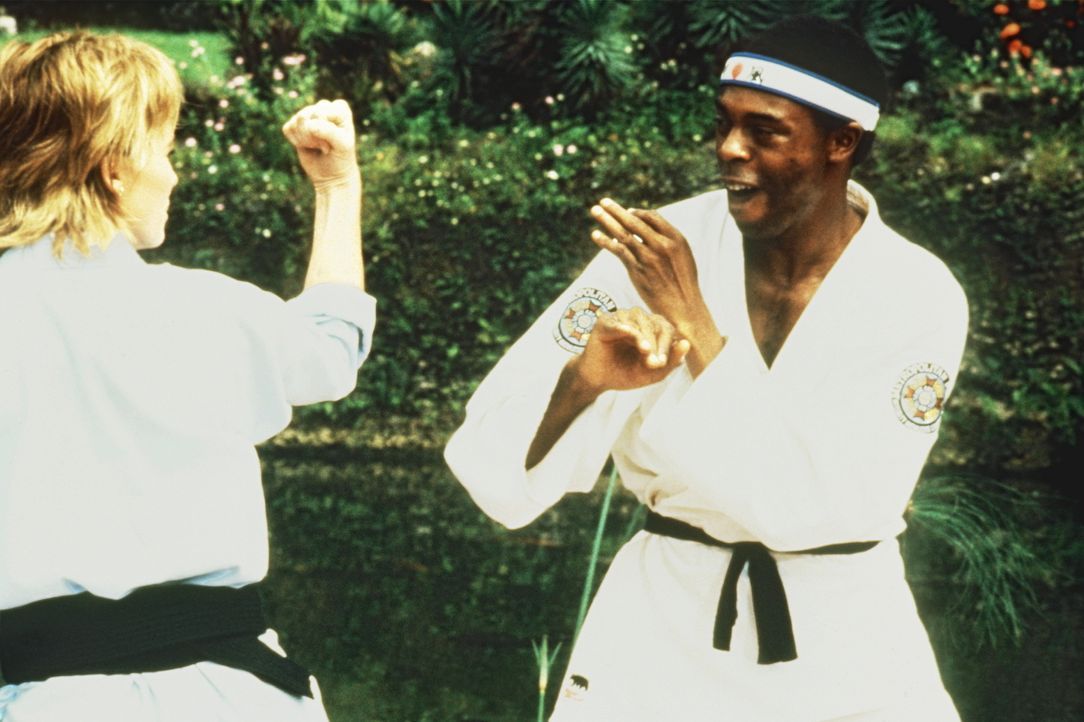 Die schöne Kate (Janet Jones, l.) verblüfft Jones (Michael Winslow, r.) mit ihren Karatekenntnissen ... - Bildquelle: Warner Bros.
