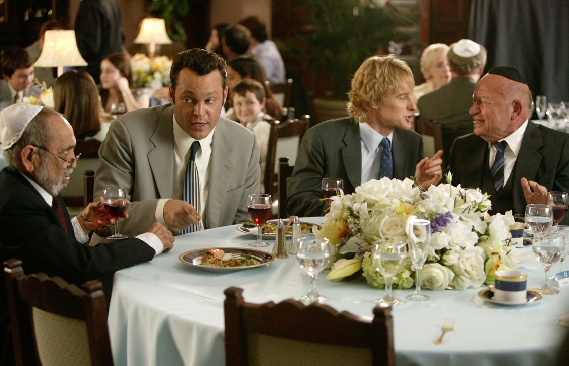 Den beiden Hochzeits-Crasher John Beckwith (Owen Wilson, 2.v.r.) und Jeremy Grey (Vince Vaughn, 2.v.l.) ist es völlig egal, ob es eine katholische,... - Bildquelle: Warner Bros. Television