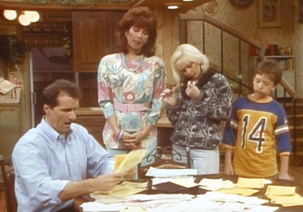 (v.l.n.r.) Al (Ed O'Neill) präsentiert Peggy (Katey Sagal), Kelly (Christina Applegate) und Bud (David Faustino) die Stapel unbezahlter Rechnungen. - Bildquelle: Sony Pictures Television International. All Rights Reserved.