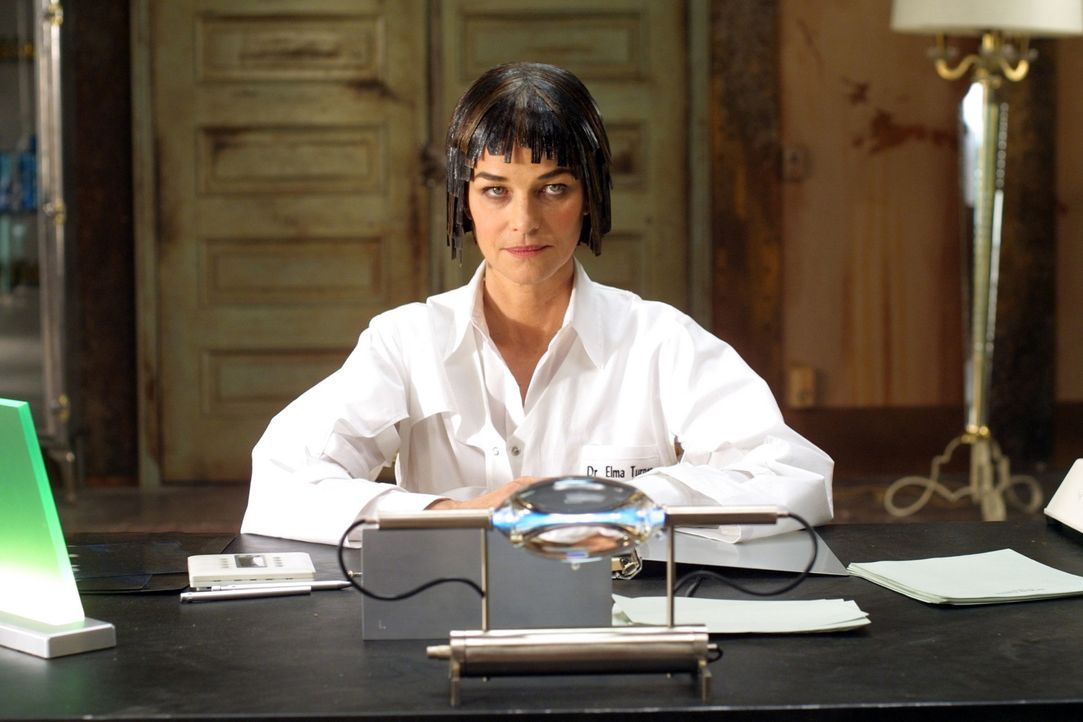Professorin Elma Turner (Charlotte Rampling) liebt ausgefallene Versuchskaninchen &#8230; - Bildquelle: TF1 Films Productions
