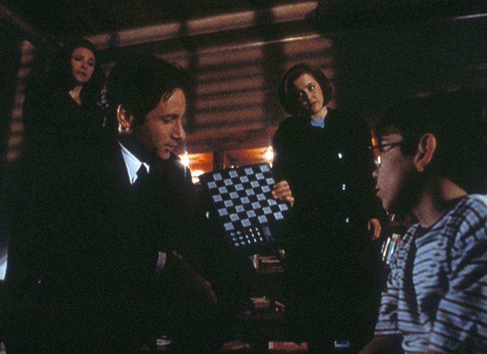 Der 12-jährige Gibson Praise (Jeff Gulka, r.) stellt auch bei den FBI-Agenten Fowley (Mimi Rogers, l.), Mulder (David Duchovny) und Scully (Gillian... - Bildquelle: TM +   2000 Twentieth Century Fox Film Corporation. All Rights Reserved.
