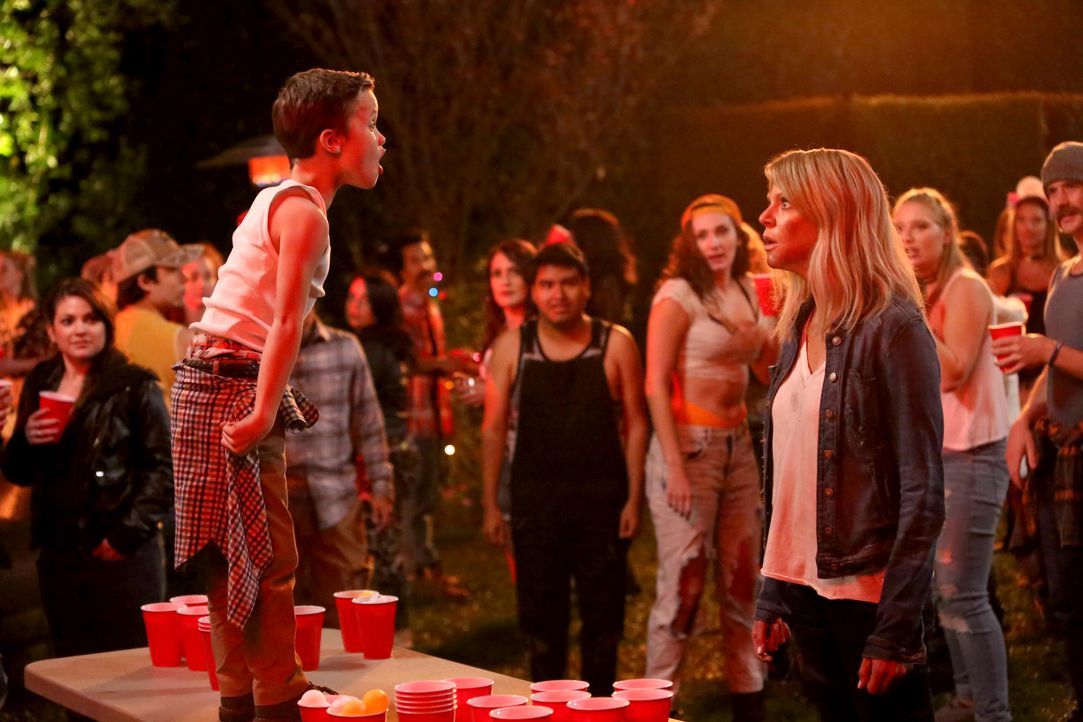 Den neuen Ton, den Ben (Jack Stanton, l.) ihr gegenüber an den Tag legt, schockiert Mickey (Kaitlin Olson, r.) immer mehr ... - Bildquelle: 2017 Fox and its related entities. All rights reserved.