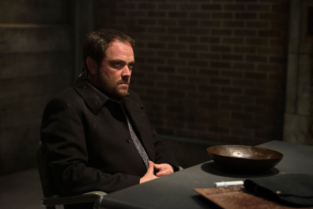 Crowley (Mark Sheppard) glaubt, dass das Böse nur bei ihm aus der Hölle stammt, aber Castiel macht Dean klar, dass einige Engel mit ihren Kräften au... - Bildquelle: 2013 Warner Brothers