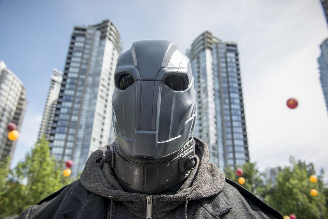 Ausgerechnet am Flash Day, an dem die Bevölkerung die Rettung der Stadt feiert, taucht Al Rothstein alias Atom Smasher (Adam Copeland) auf und zeigt... - Bildquelle: 2015 Warner Brothers.