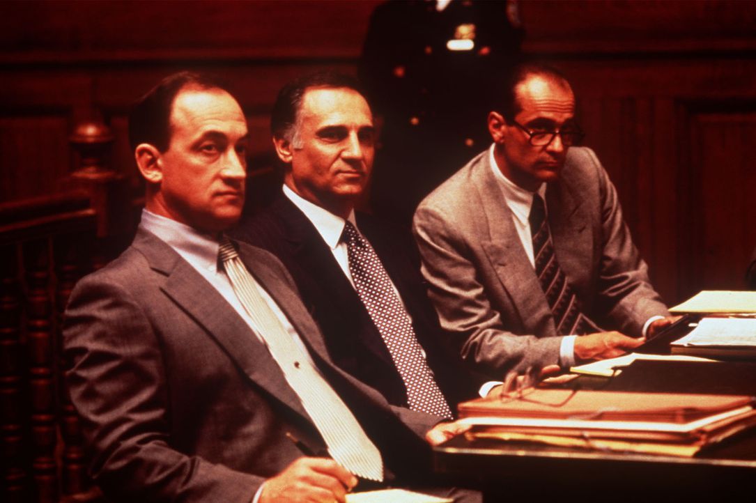 Die Anwälte des Mafiabosses Louie Boffano (Tony Lo Bianco, M.) befinden sich in einer prekären Situation ... - Bildquelle: Columbia TriStar International Television