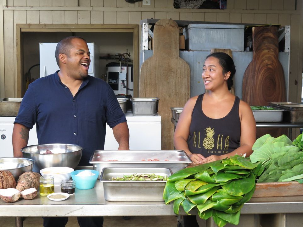 Roger Mooking (l.); Alohi Aea (r.) - Bildquelle: 2017, Television Food Network, G.P. All Rights Reserved.