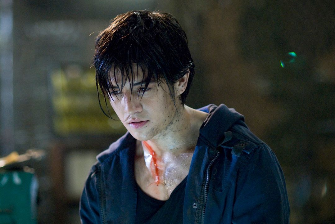 Jin (Jon Foo) ist ein Straßenkämpfer. Als seine Mutter von den Soldaten des Großkonzerns "Tekken" getötet wird, sinnt er auf Rache. Er will die Vera... - Bildquelle: 2010 CST PRODUCTIONS, LLC   ALL RIGHTS RESERVED