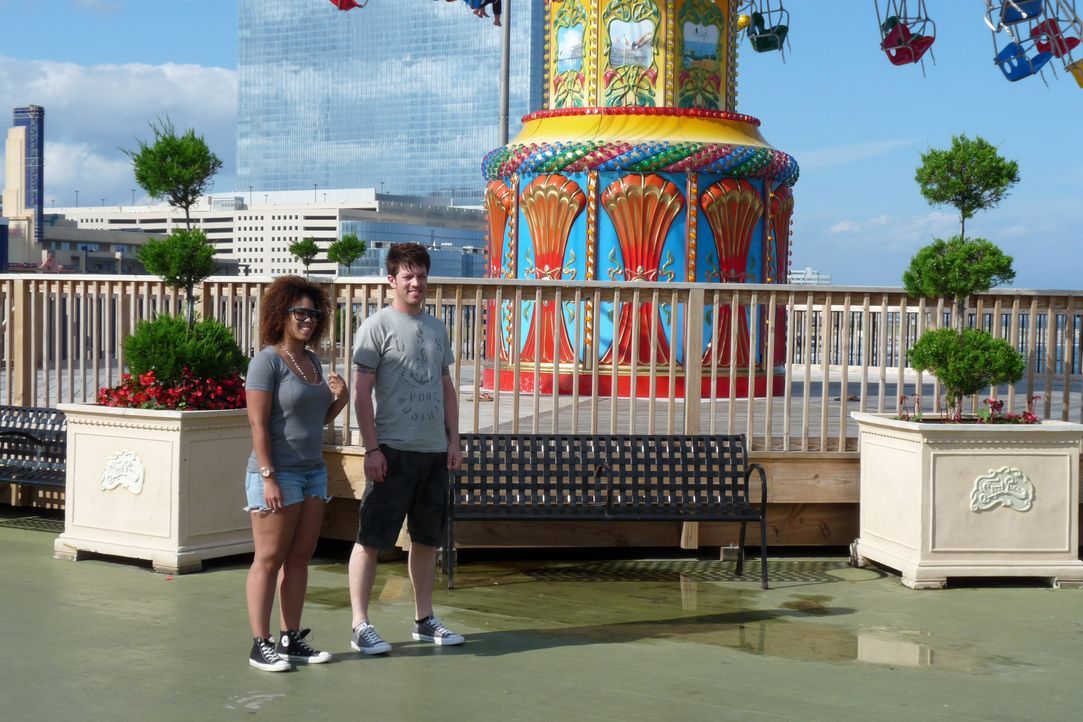J.D Scott (r.) stattet dieses Mal dem Steel Pier Freizeitpark in Atlantic City in New Jersey einen Besuch ab und wird dabei von Achterbahn-Fan M.K.... - Bildquelle: 2014, GAC/Scripps Networks, LLC. All Rights Reserved.