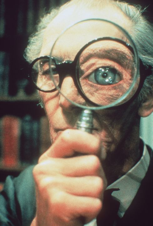 Der oppositionelle Buchhändler (Peter Cushing) hat stets den vollen Durchblick ... - Bildquelle: Paramount Pictures