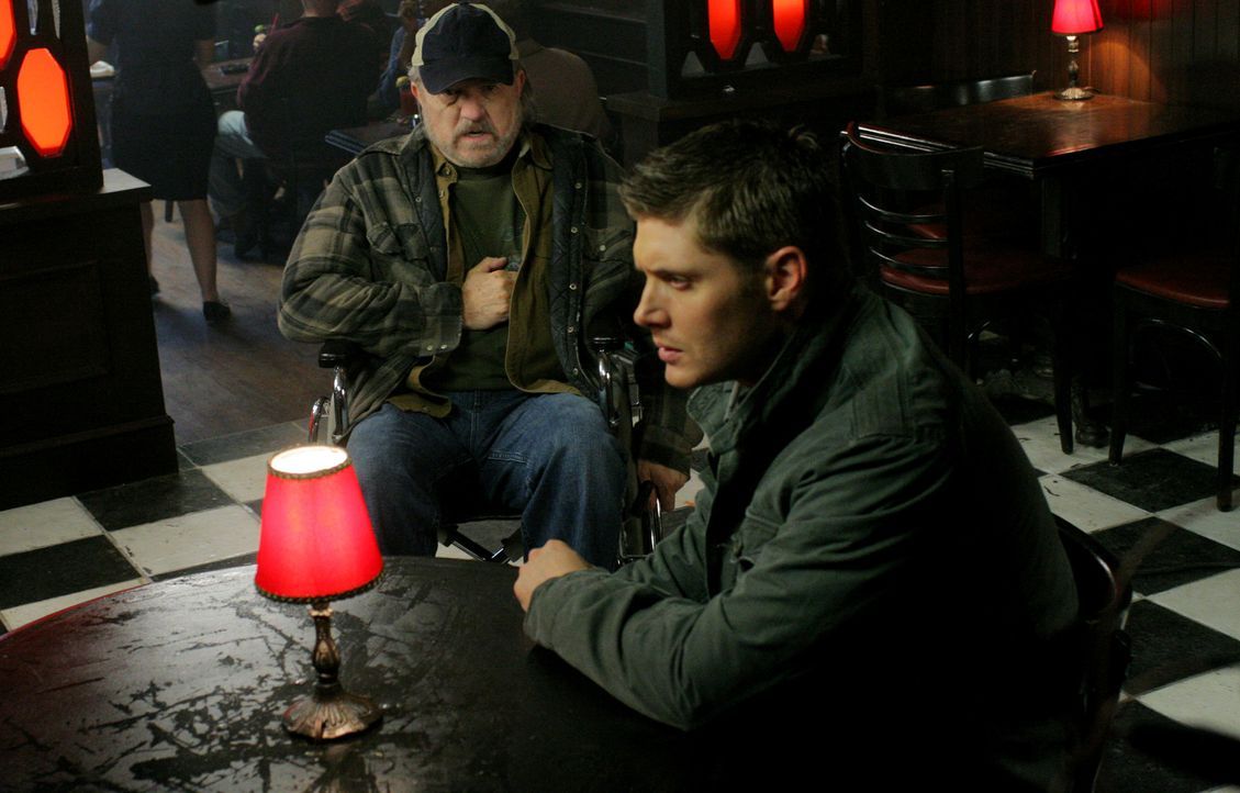 Die Brüder Sam und Dean (Jensen Ackles, r.) treffen auf einen Hexer, der ein Pokerspiel veranstaltet, bei dem der Einsatz "Geld gegen Lebensjahre" l... - Bildquelle: Warner Bros.