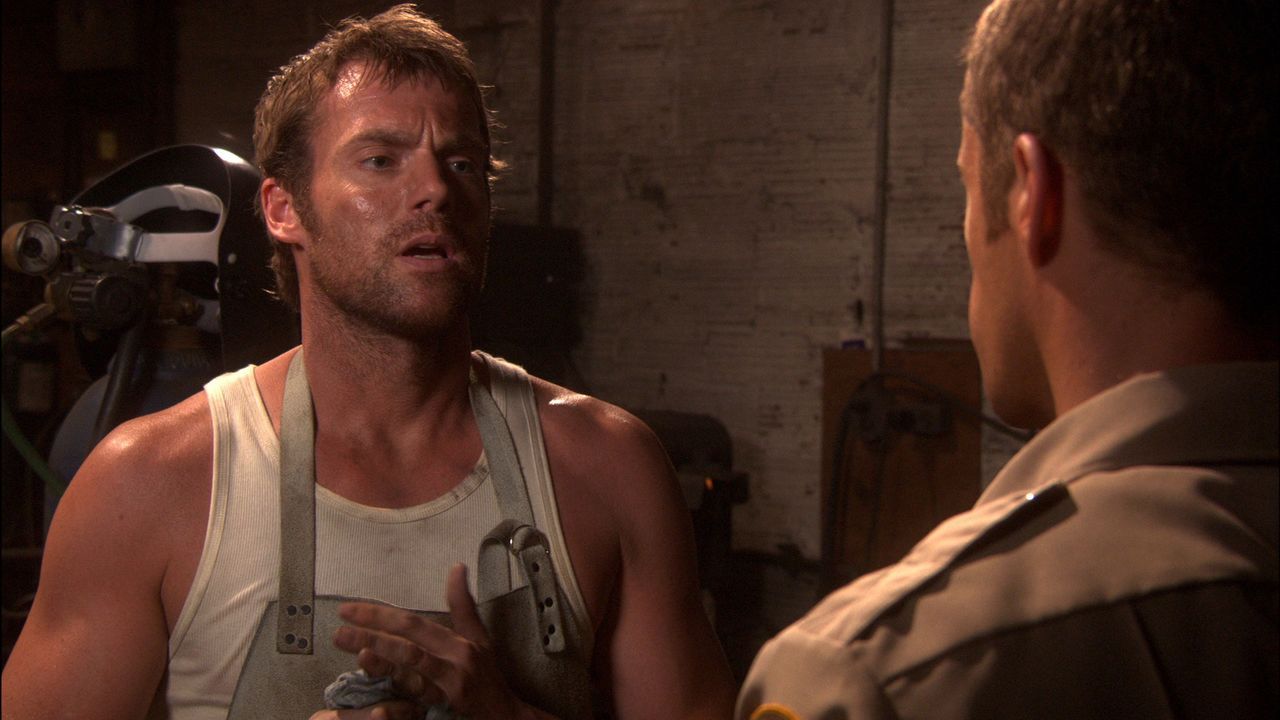 Was hat Dactylos (Michael Shanks, l.) mit den zu Rost verfallenen Metallen vor? - Bildquelle: Universal Television