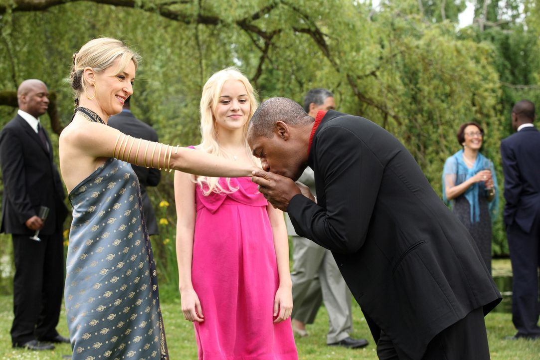 Nehmen an der Hochzeitsfeier von Allison und Nathan teil: Lexi (Ever Carradine, l.), Zoe (Jordan Hinson, M.) und Henry (Joe Morton, r.) ... - Bildquelle: Universal Television