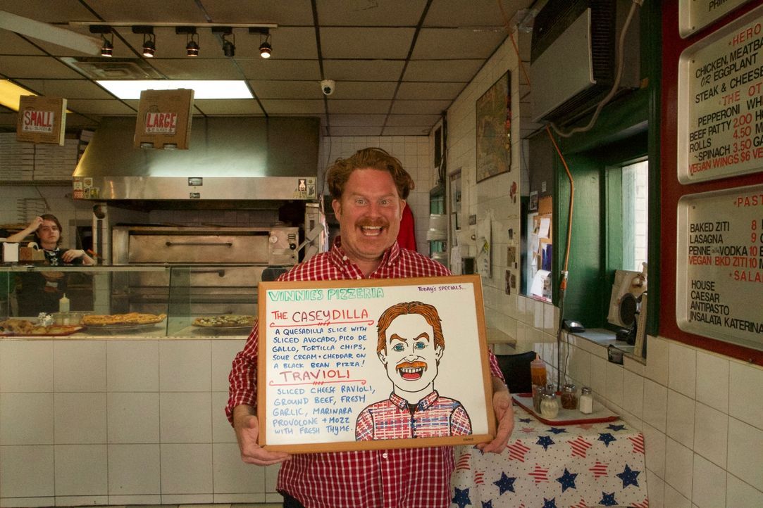 Casey macht auf seiner kulinarischen Reise Halt im "Vinnie's Pizza" in Greenpoint, Brooklyn, wo ihn eine etwas andere Pizza erwartet ... - Bildquelle: 2017,The Travel Channel, L.L.C. All Rights Reserved.