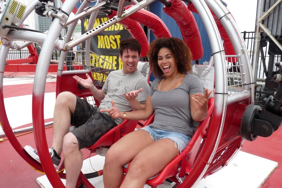 Gemeinsam mit Achterbahn-Fan M.K. (r.) testet J.D. Scott (l.) die Highlights im Steel Pier Freizeitpark in Atlantic City, New Jersey ... - Bildquelle: 2014, GAC/Scripps Networks, LLC. All Rights Reserved.