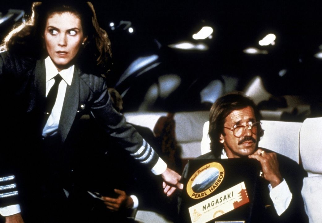 Elaine (Julie Hagerty, l.) sieht sich gezwungen, den Passagieren von den Pannen an Bord des Raumschiffs zu berichten - doch die ertragen die Hiobsbo... - Bildquelle: Paramount Pictures