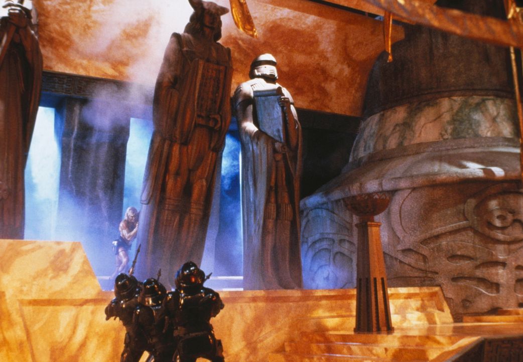In seinem Kampf gegen den finsteren Skeletor stürzt He-Man (Dolph Lundgren, oben) eine der übergroßen Statuen des bösen Herrschers auf dessen Scherg... - Bildquelle: CANNON FILMS INC. AND CANNON INTERNATIONAL B. V