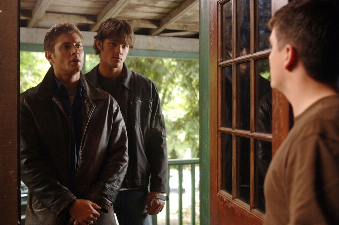 Sam (Jared Padalecki, M.) und Dean (Jensen Ackles, l.) suchen nach Hinweisen, um das mysteriöse Verschwinden des jungen Mädchens aufzuklären ... - Bildquelle: Warner Bros. Television