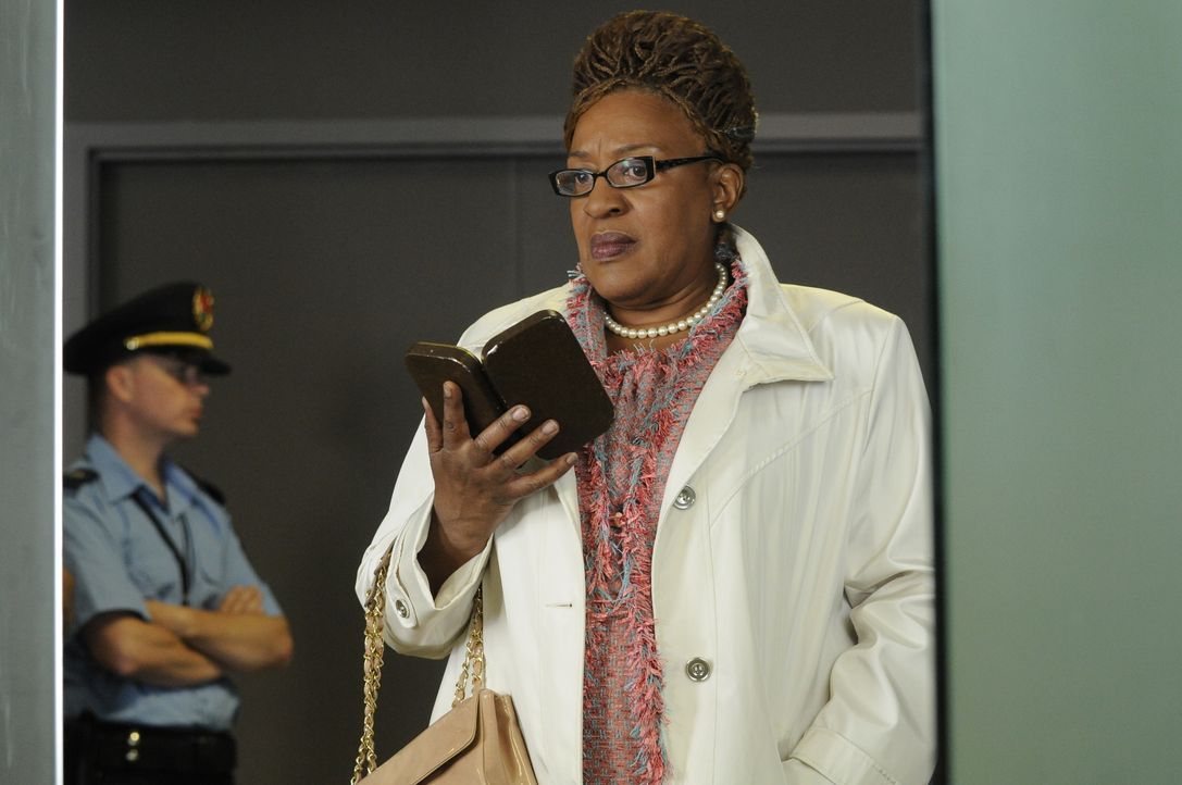 Mrs. Frederic (CCH Pounder) - Bildquelle: Steve Wilkie 2012 Universal Network Television LLC. ALL RIGHTS RESERVED. / Steve Wilkie