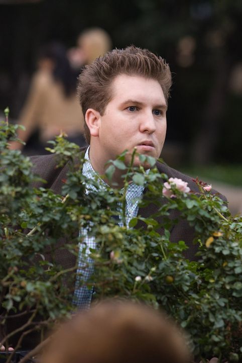 Ein neuer Versuch, sich wirkungsvoll zu tarnen: Lloyd (Nate Torrence) ... - Bildquelle: Warner Brothers